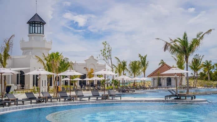 Crossroads (Cafe del Mar, Cultural Center & Offices)